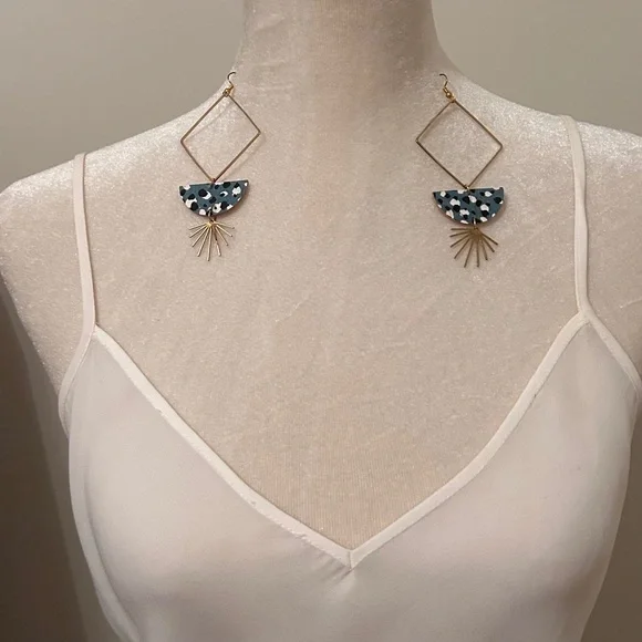 4” Never Worn Lightweight Dangle gold earrings local boutique‼️must bundle ‼️ - Picture 3 of 8